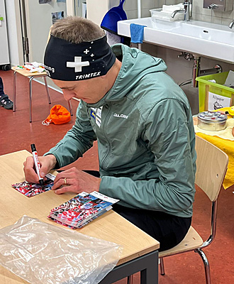 Matthias Kyburz beim Autogramme geben